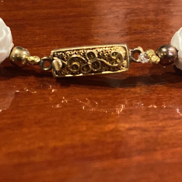 1950’s Carved  Celluloid Roses Necklace - Picture 5 of 8